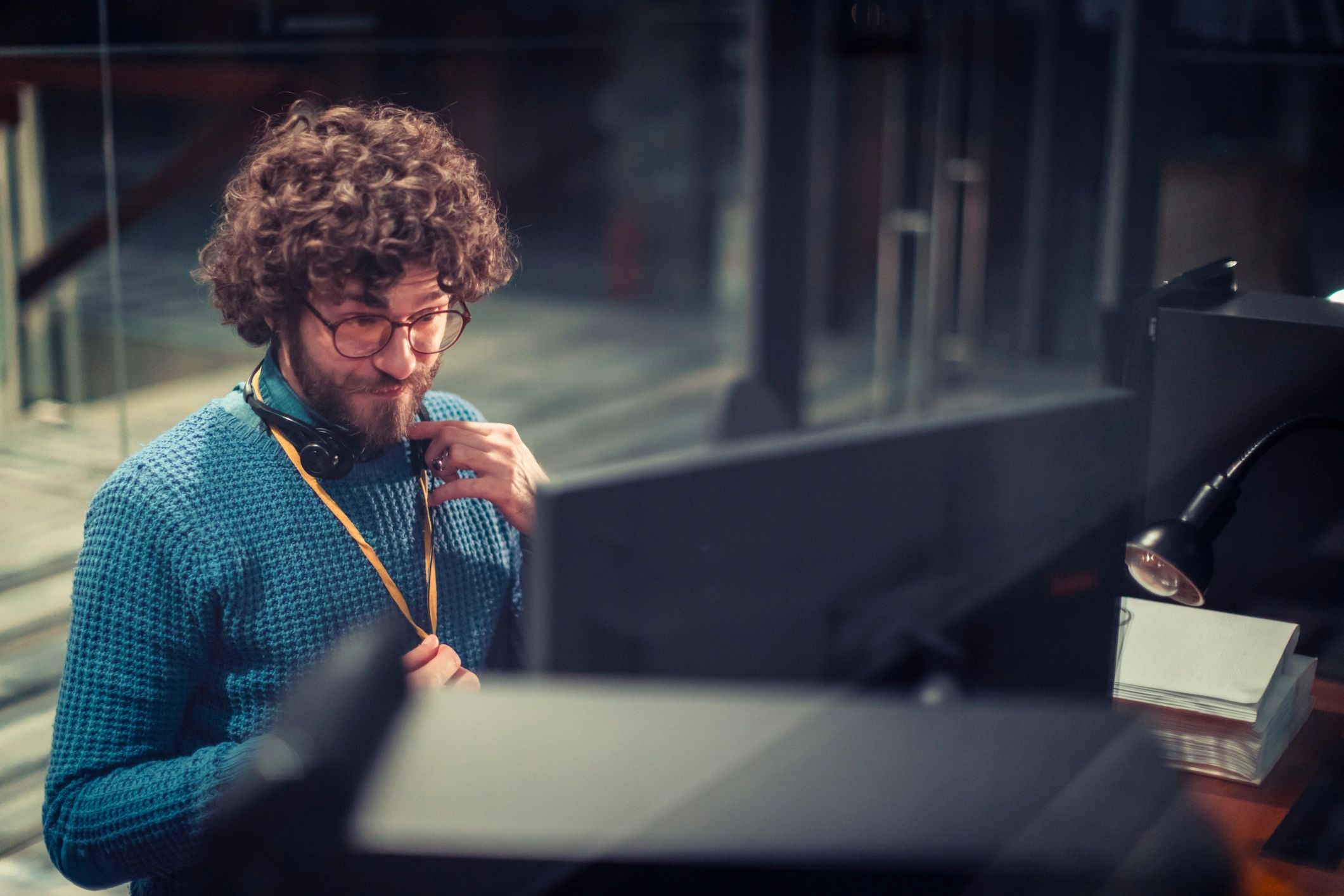 modern IT consultant working, office, technology, business